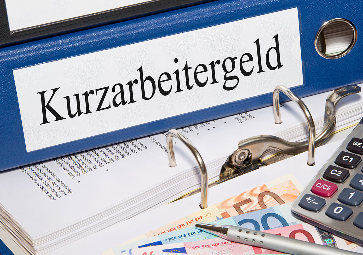 Ordner im Büro mit der Aufschrift Kurzarbeitergeld