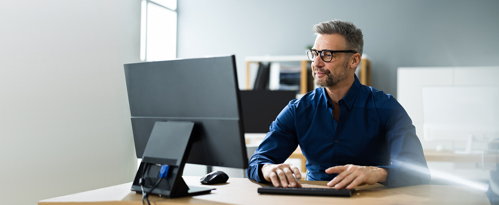 Mann nimmt im Büro am Web-Seminar zum Jahreswechsel teil