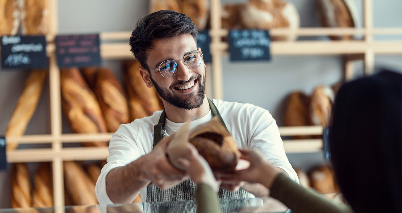 Beschäftigter, der als Minijob im Verkauf in einer Bäckerei arbeitet