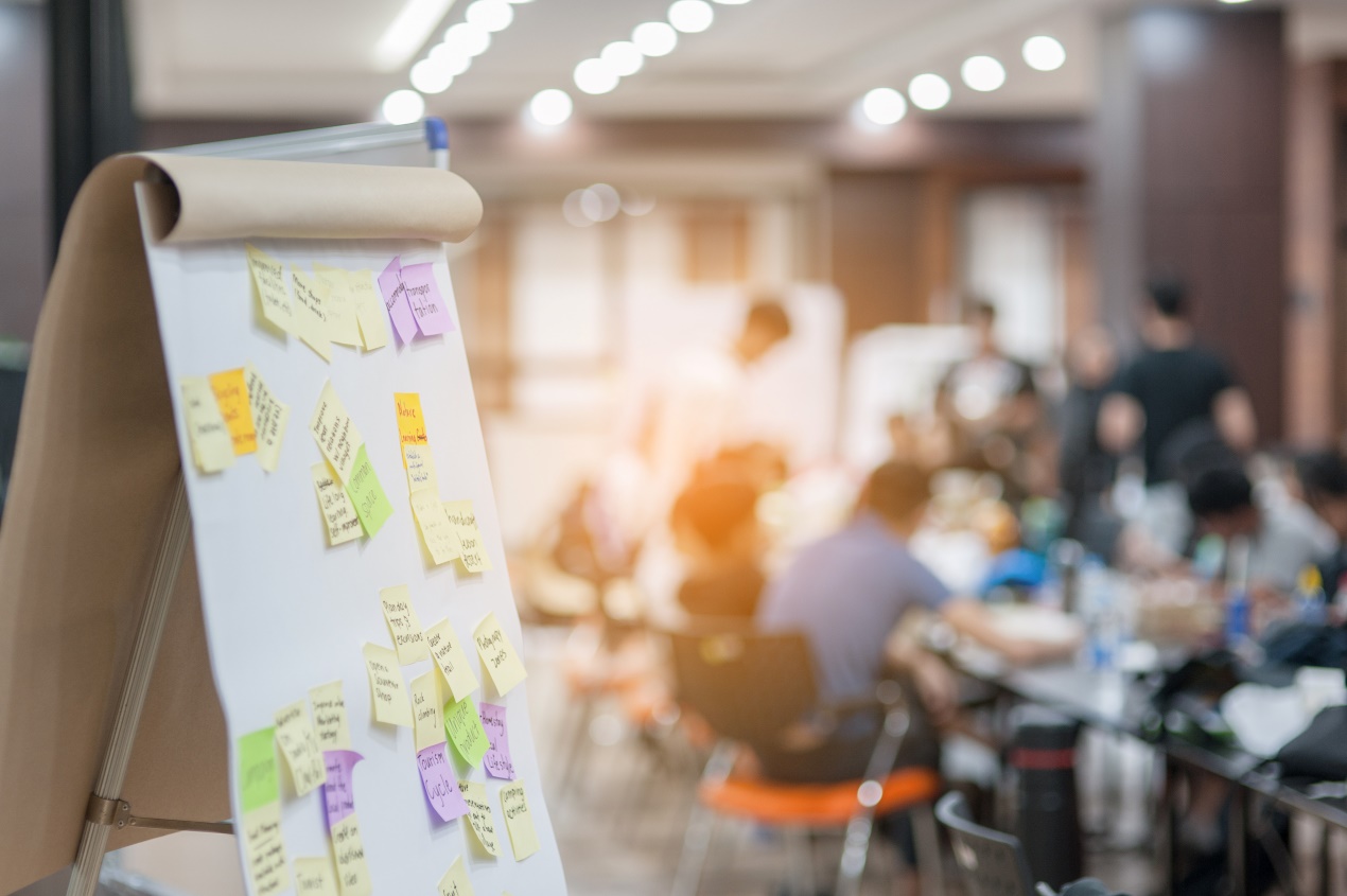 Flipchart mit Gruppe im Hintergrund