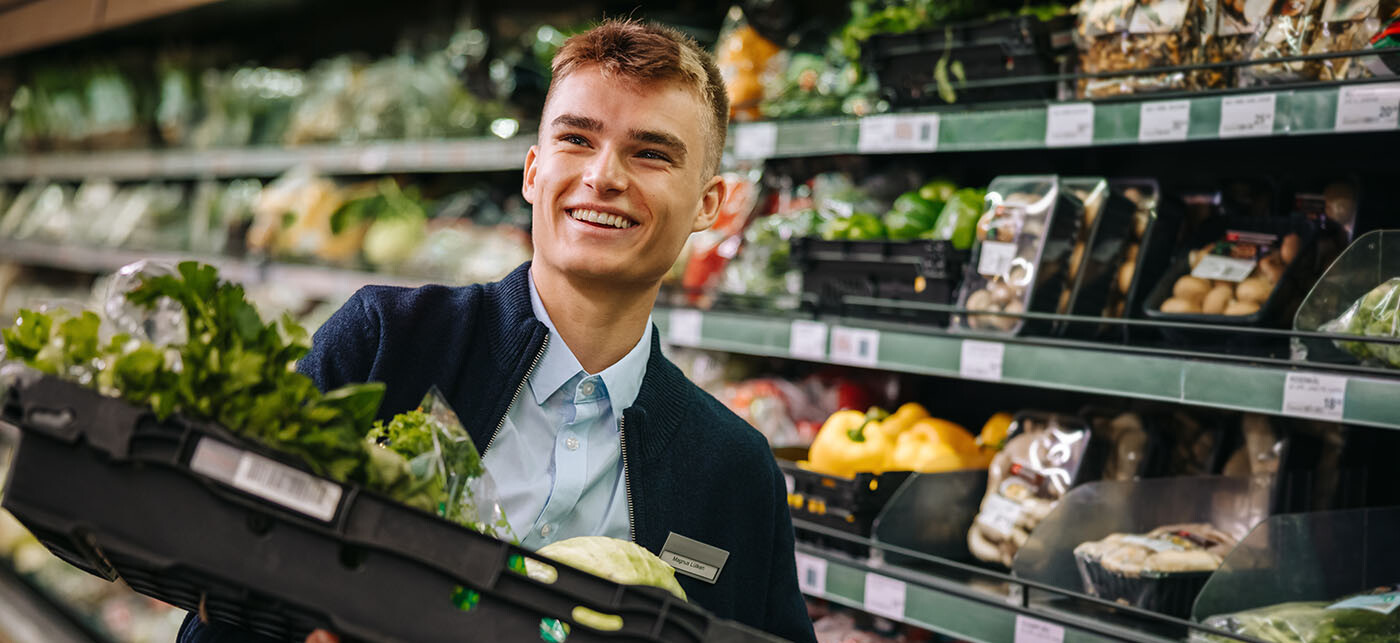 Schüler, der in einem Supermarkt arbeitet