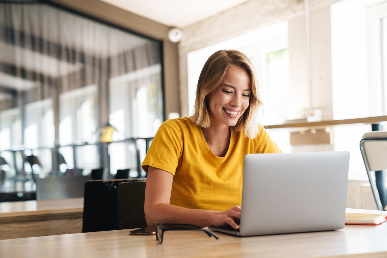 Frau sitzt vor Laptop